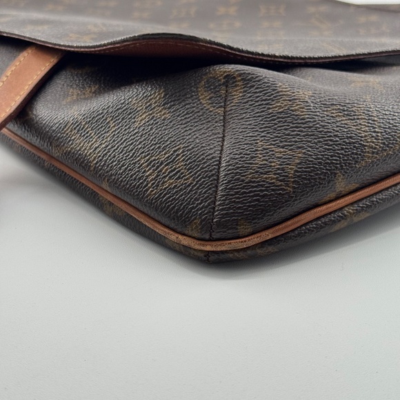 Louis Vuitton Monogram Crossbody Messenger Bag - Picture 4 of 16